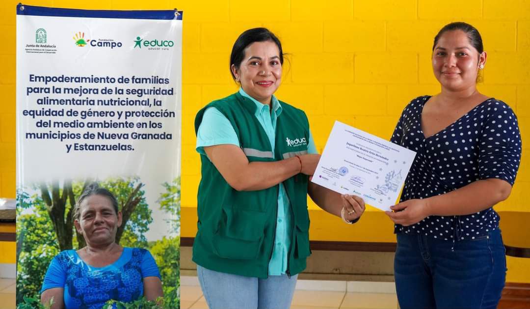 #DePaís | Las mujeres fueron capacitadas y recibieron apoyo para la elaboración de sus planes de negocios, que contemplan la orientación para comercializar mejor sus productos e impulsar sus emprendimientos. El proyecto fue ejecutado por <a href="/EducoSV/">Educo El Salvador</a>, <a href="/fundacioncampo/">FUNDACION CAMPO</a> y <a href="/CONAMYPESV/">CONAMYPESV</a>.
