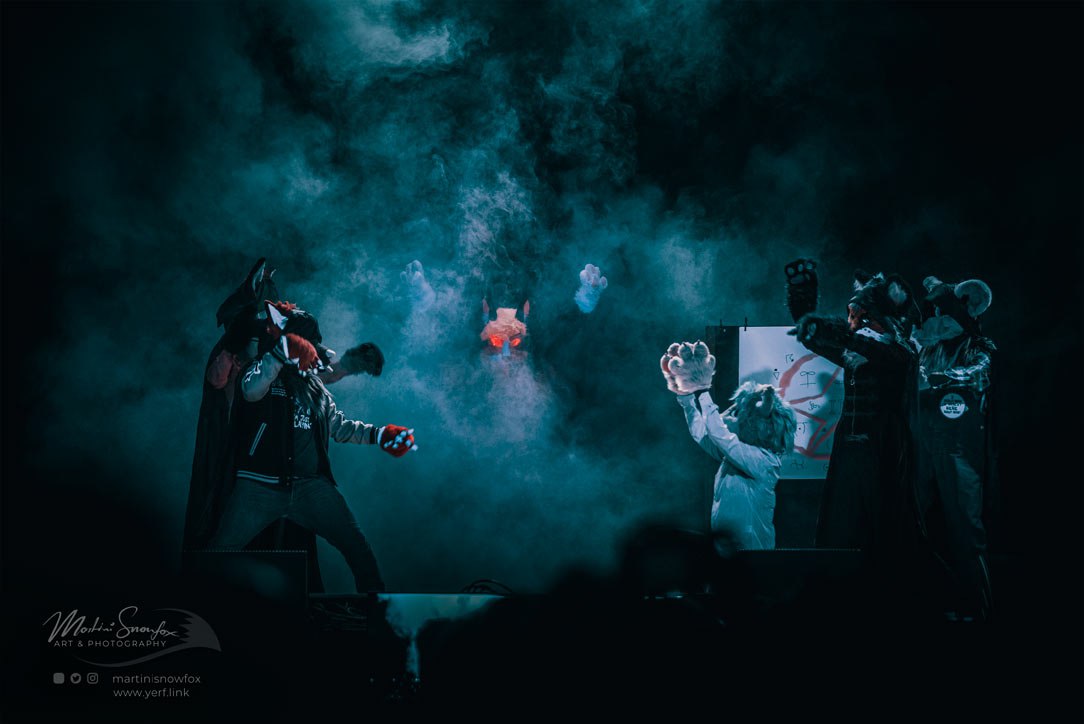 And for today's #FursuitFriday I present to you the Summoning of Hornapharion, Incubus and Class 2 entity of the lower abyss...
Shot is from last EF's stage appearance and was also the cover picture of the Daily Eurofurence <3!

📸<a href="/martinisnowfox/">🍸雪狐 martinisnowfox.bsky.social</a>
