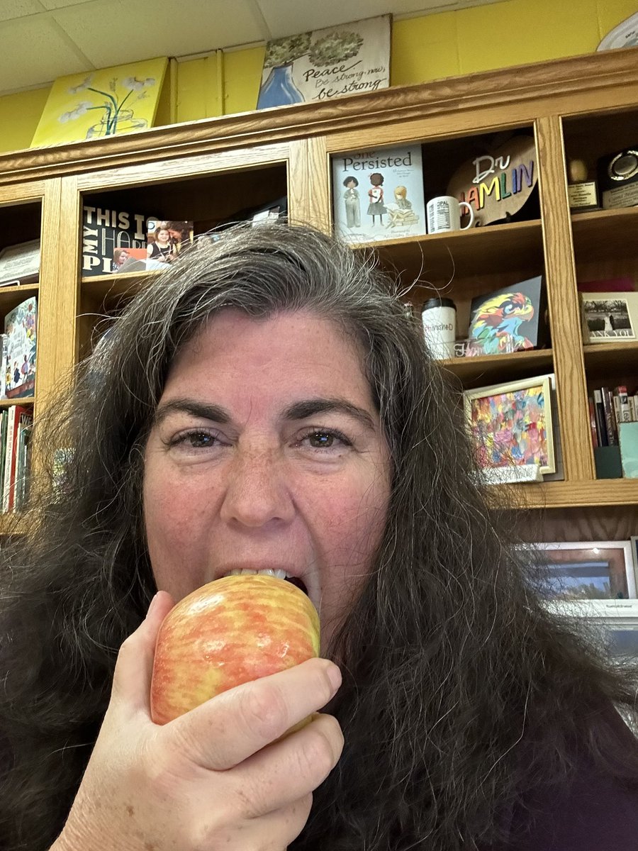 Dr. Hamlin loves her apples! #GACrunch4Lunch #FuelingGA #GeorgiaGrown #TheCommonMarketSoutheast @eatrightbibb @bibbschools @commonmkt @bjreeceorchards @georgiadeptofed @GaDeptAg @georgiangrown @gadoenutrition