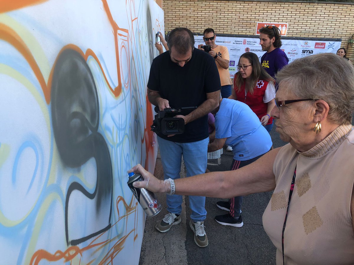 RadioCierzo's tweet photo. #Azada y Estaciones, unidas a través del mural. Graffiti al alimón entre peques y mayores. Cómo están gozando en el Taller, de la mano de Xabi e Iñigo
#EstacionesSonoras #Cascante #InnovaLocal #ProyectoInnova #TurismoNavarra #NavarraLiveMusic #Navarra https://t.co/IThtpUIyc1