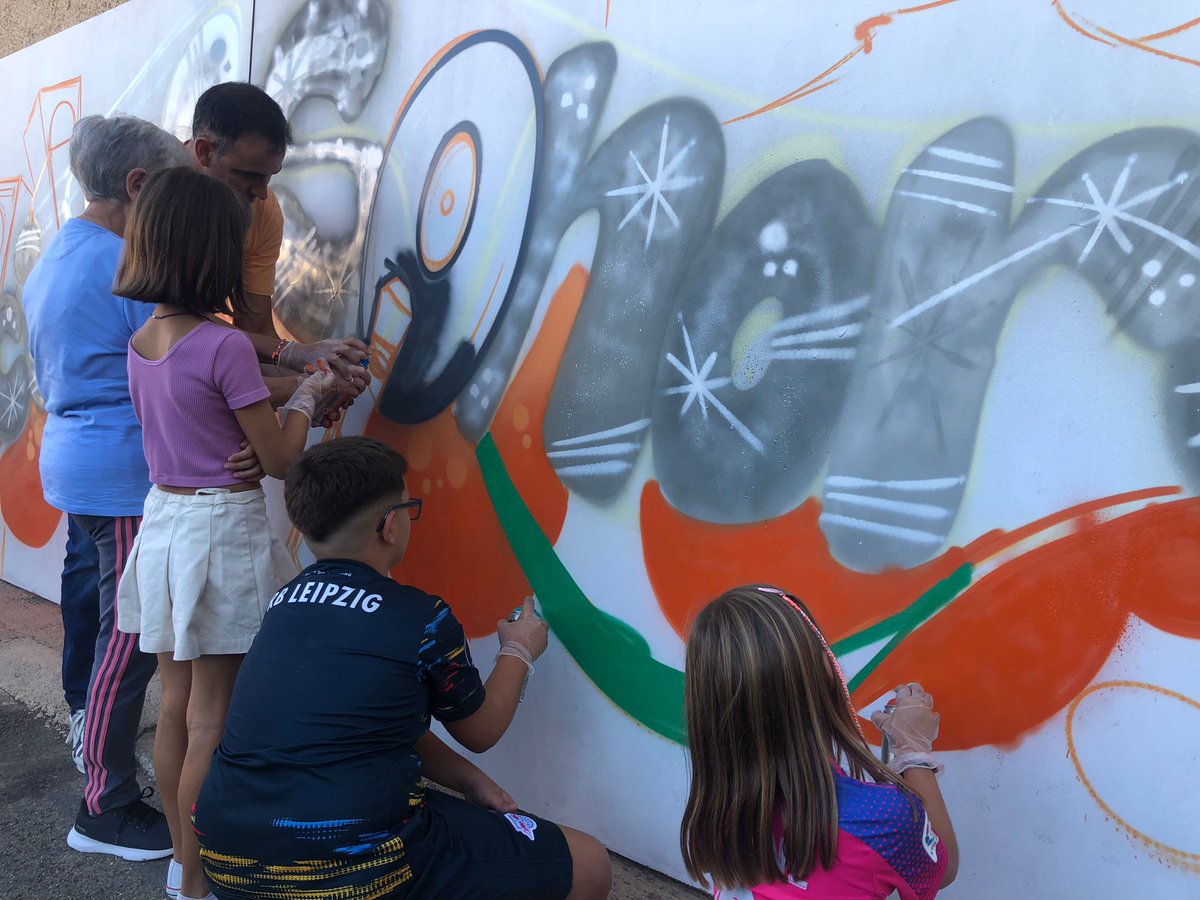 RadioCierzo's tweet photo. #Azada y Estaciones, unidas a través del mural. Graffiti al alimón entre peques y mayores. Cómo están gozando en el Taller, de la mano de Xabi e Iñigo
#EstacionesSonoras #Cascante #InnovaLocal #ProyectoInnova #TurismoNavarra #NavarraLiveMusic #Navarra https://t.co/IThtpUIyc1