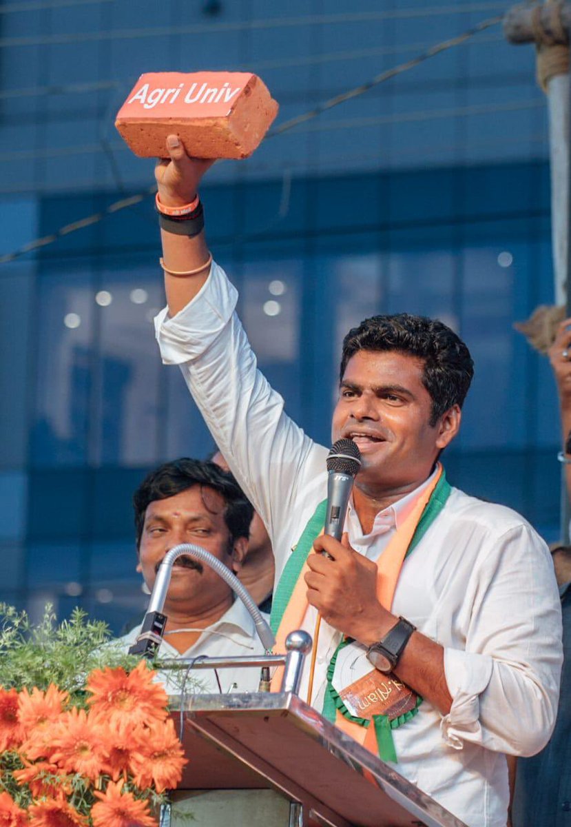 annamalai_k's tweet photo. கட்டுமானப் பணிகளுக்கான ஒப்பந்தப்புள்ளி கோருவதும், அதற்கான அவகாசத்தை நீட்டிப்பதும் வழக்கமான நடைமுறைதான். ஜூனியர் அமைச்சரான உதயநிதி விளையாட்டுத்தனமாக இருக்காமல், தன் கட்சியில் உள்ள சீனியர் அமைச்சர்களிடம், அமைச்சரவை நடைமுறைகளைக் கேட்டுத் தெரிந்து கொள்வது நலம். ஆனால், கருப்புப் பட்டியலில் வைக்கப்பட்ட நிறுவனத்துக்கே,  மறுபடியும் ஒப்பந்தம் வழங்கும் திமுகவின் நடைமுறைகள், உலகத்தில் எங்குமே இல்லாத வழக்கம். 

திமுக விரும்பினாலும், விரும்பாவிட்டாலும், 2026 ஆம் ஆண்டு, மதுரை எய்ம்ஸ் மருத்துவமனையை, மாண்புமிகு பாரதப் பிரதமர் திரு @narendramodi அவர்கள் திறந்து வைப்பது உறுதி. 

மதுரையில் வேளாண் பல்கலைக்கழகம் அமைக்கப்படும் என்ற திமுகவின் தேர்தல் வாக்குறுதி எண் 54 இன்னும் நிறைவேற்றப்படவில்லை. இன்னும் ஒரு செங்கல் கூட எடுத்து வைக்கப்படவில்லை என்பதை, விளையாட்டுத் துறை அமைச்சருக்கு நினைவூட்ட கடமைப்பட்டிருக்கிறேன்.