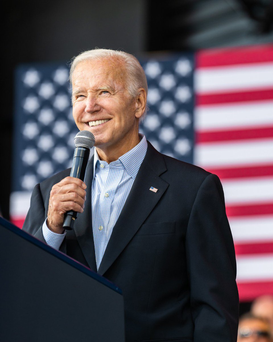 AZ_Brittney's tweet image. Raise your hand if you are voting for Biden in 2024! 🖐️💙