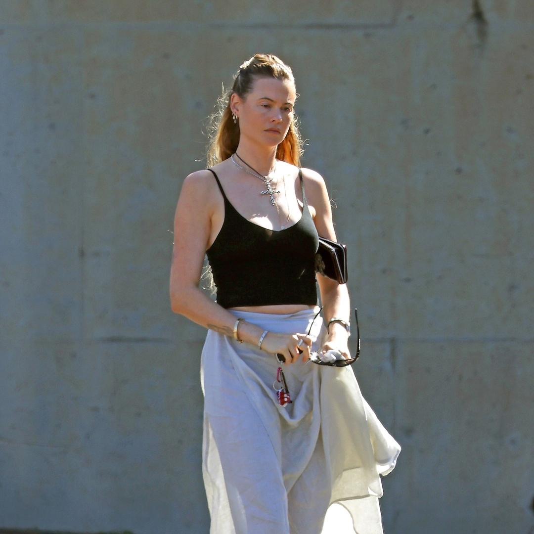 Behati Prinsloo takes care of tasks in Montecito

More images at: gawby.com/photos/239236

#BehatiPrinsloo #GAWBY