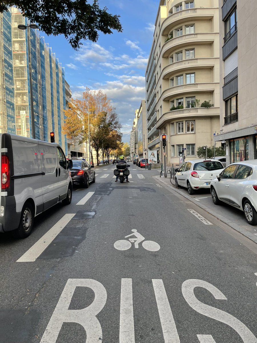 Non ce n’était pas simplement une erreur d’inattention. Ce motard roulait bien intentionnellement sur la voie réservée aux cycles et aux bus (SAS vélo en prime) car je cite:

« Moi les cyclistes je les emmerde et je les écrase. A commencer par toi salope »

#violencesmotorisees