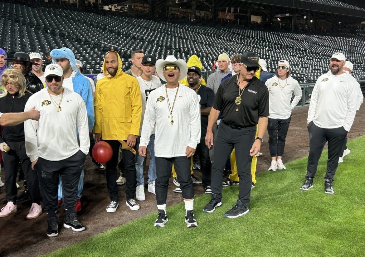 Dodger's manager Dave Roberts dressed up as Coach Prime for costume night 😂🔥

(via <a href="/THEREAL_DV/">David Vassegh</a>)