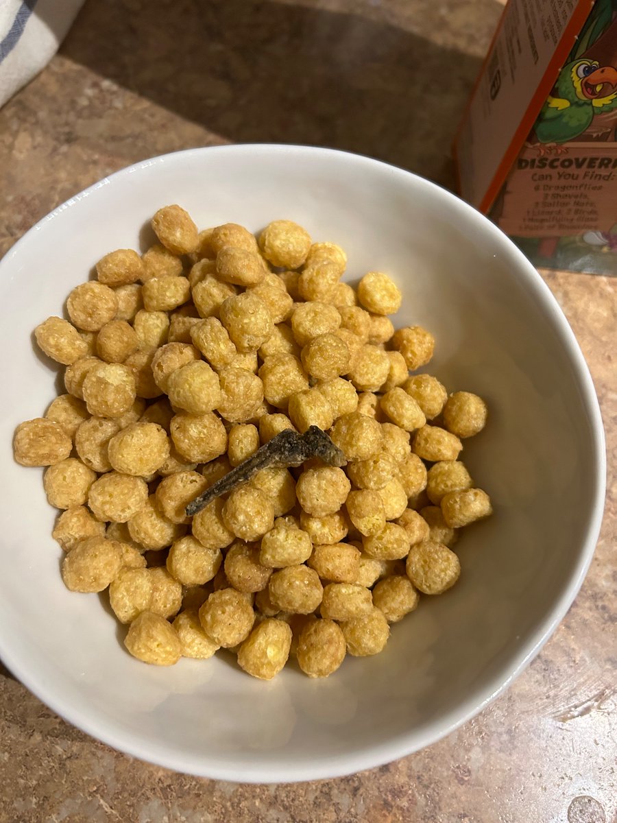 jaynes_annie's tweet photo. Found this in my @Quaker Cap’n Crunch’s Peanut Butter Crunch. https://t.co/QDiQwYJ8Iw