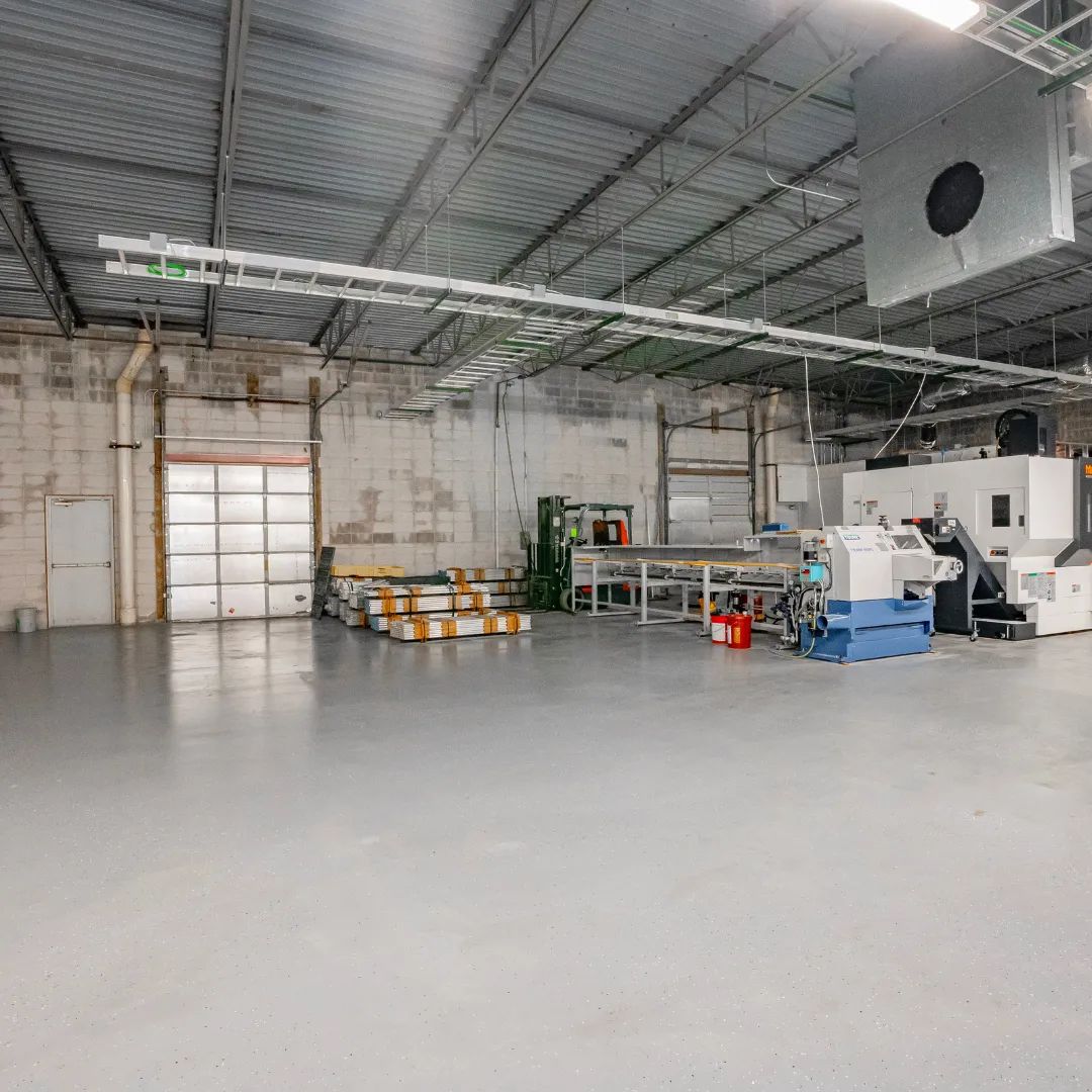 MercerCompany's tweet photo. New listing in Irving: 6,000 SF situated on a 0.15-acre lot, this building is a great find. Inside is 2,400 square feet of updated office space, 2 grade level doors &amp; is 100% HVAC. 

Contact Michael Pruitt at 214-557-8741 or click the 🔗 in our bio to learn more! https://t.co/MIhc46qsrn