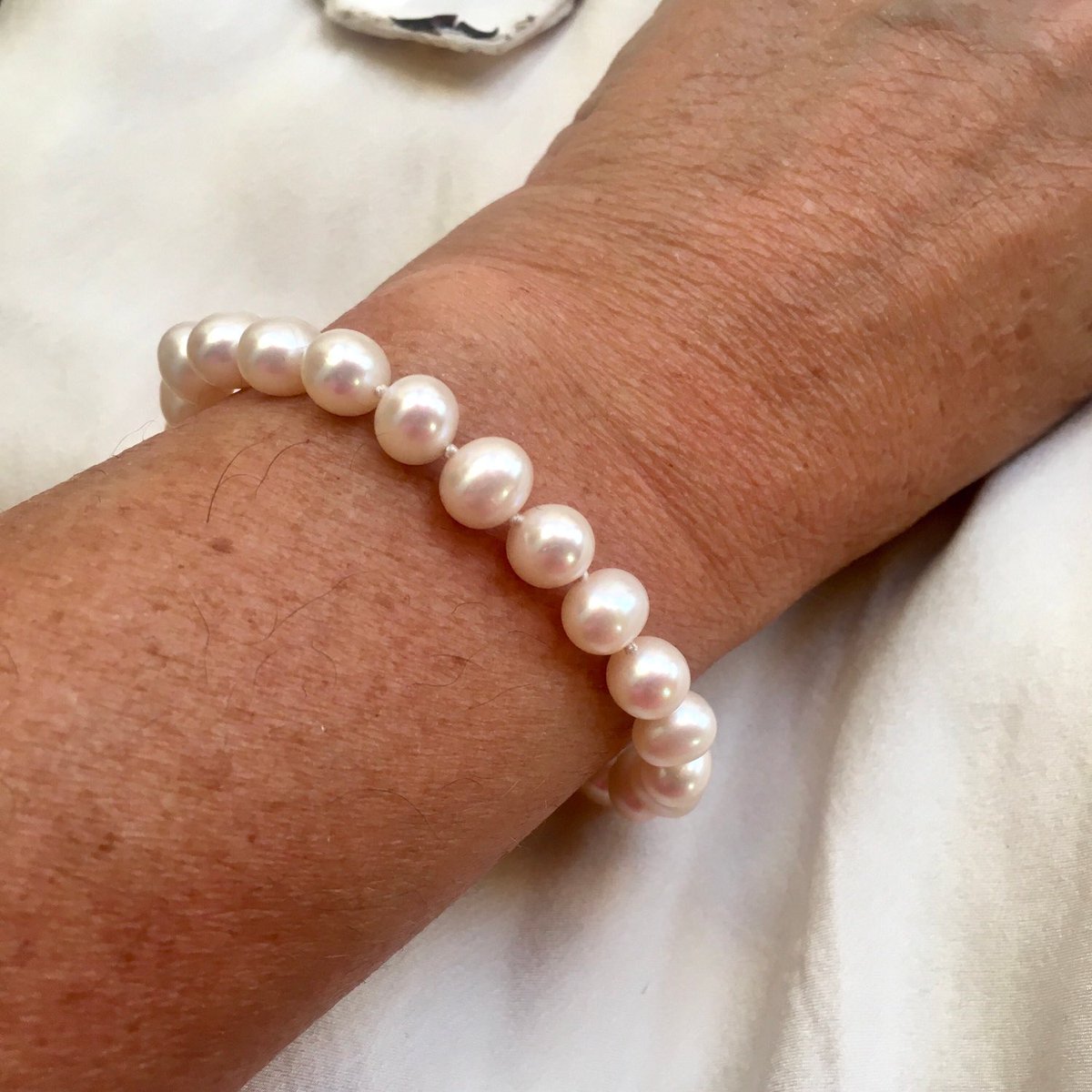 Beautiful new bracelets in my ⁦@Etsy⁩ shop this Autumn. These 8mm top quality pearls really make a statement, and being adjustable means it looks fabulous at any length. 

naimapearls.etsy.com/listing/156343…

#pearlbracelets #pearlsformen #streetstyle