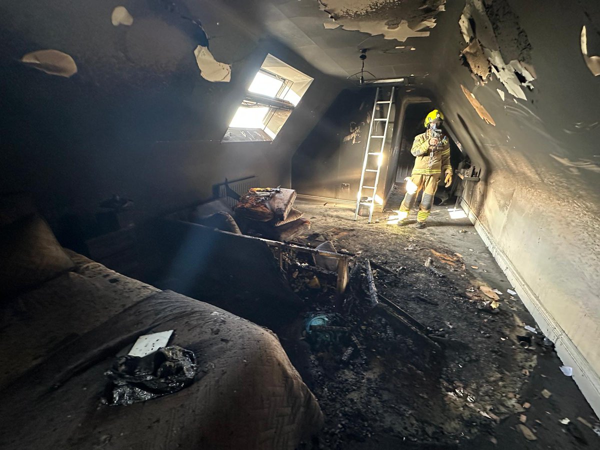 This is a message to everyone who uses chargers, please stay in the room  and keep an eye out while your device is on charge. 

A vape left on charge caused a bedroom fire in Chelmsford today. 

Read more: orlo.uk/hdGd9