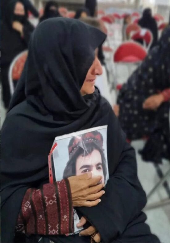 Hamgarai's tweet photo. مبارزه مستمر و‌ دادخواهانه مردم #بلوچ ایران در طی یکسال گذشته، «ایستادگی» و «عدالت‌خواهی» را به ما می‌آموزد و به تکرارِ هر هفته یادآور می‌شود؛ ایستادن مقابل رژیم استبدادیِ حاکم بر ایران، تنها راه رهایی و رسیدن به دموکراسی و ارجمندی‌ مردمان ایران است.
#جمعه_خونین_زاهدان https://t.co/YMOn24LyRp