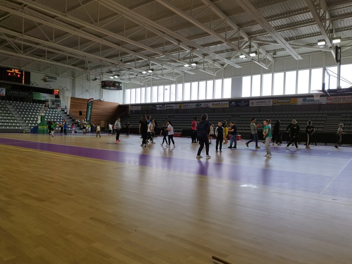 ndtlanderne's tweet photo. Fin de semaine sportive pour nos Cm1/CM2. Ils ont participé à un entraînement de basket avec les personnes des foyers Don Bosco, de  l'IME et les basketteuses professionnelles du LBB. Un beau moment de partage ! https://t.co/WHrXOOcHwb