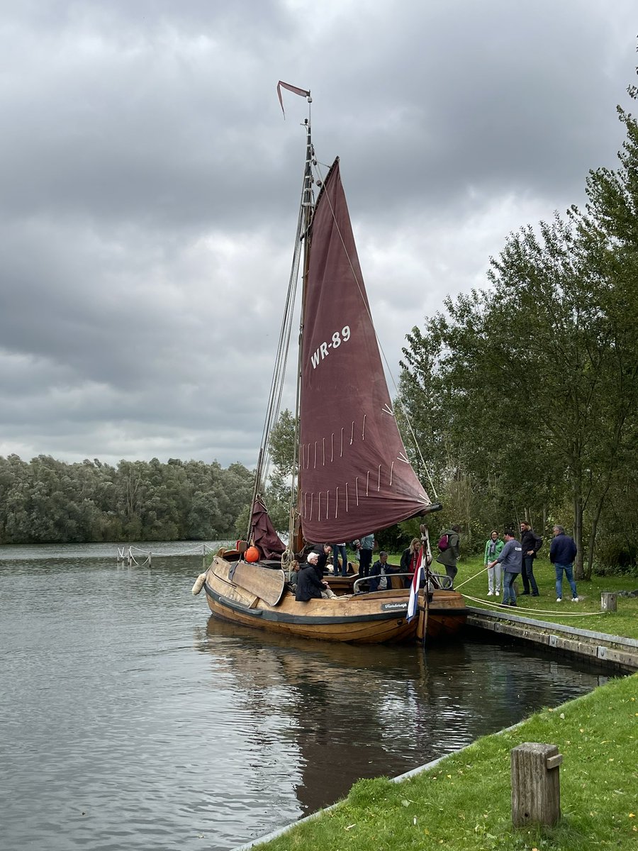 In haar nieuwe rol als voorzitter Stuurgroep Aanpak Oostelijke Vechtplassen nam <a href="/RosanKocken/">Rosan Kocken</a> vandaag deel aan een inspirerende excursie naar de coöperatie Gastvrije Randmeren. Onderwerpen: maaien van overlastgevend waterplanten, eilandbeheer en herkenbare recreatievoorzieningen.