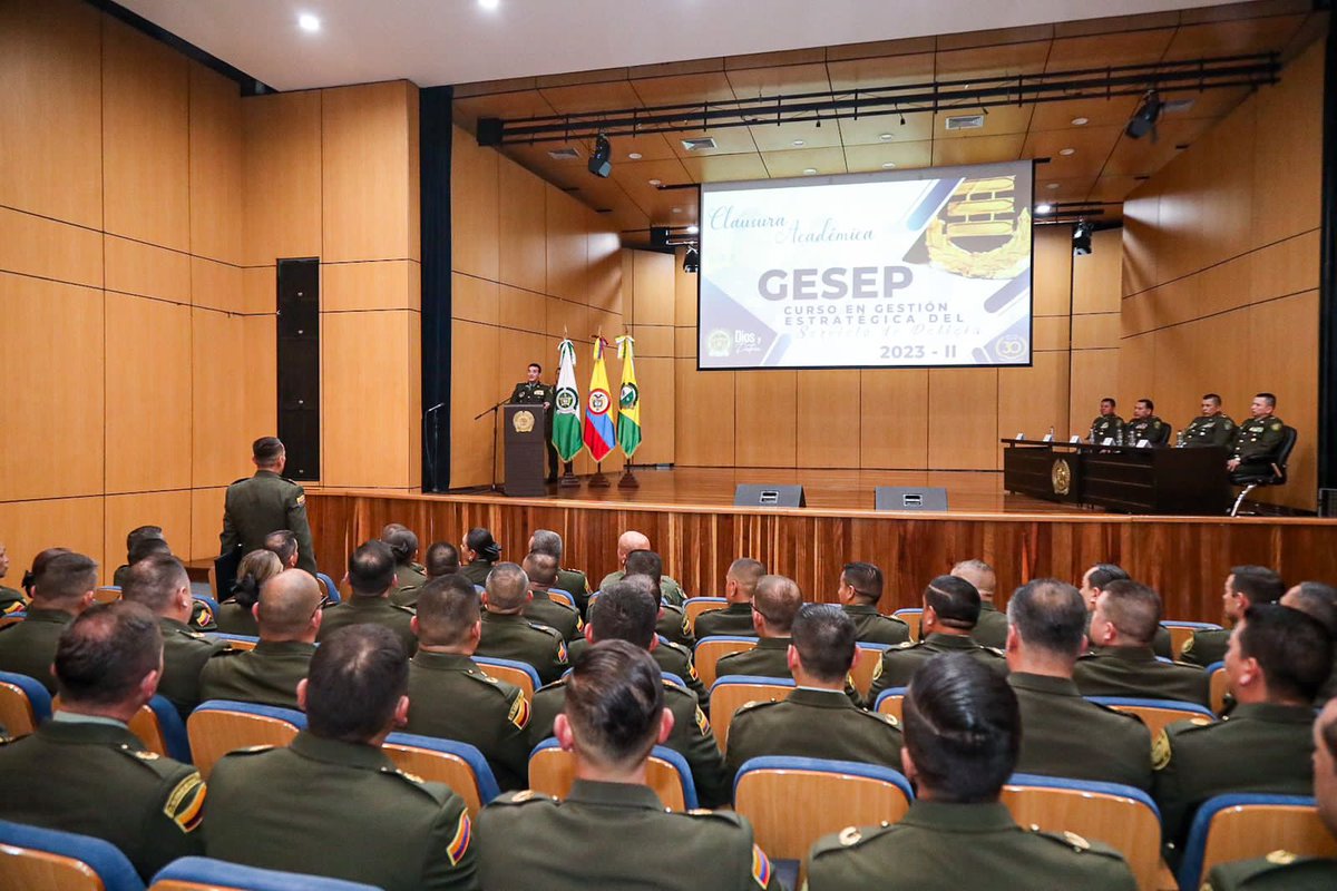 Felicitaciones a los 53 tenientes coroneles que aprobaron el Curso de  Gestión Estratégica del Servicio de Policía. En su nuevo grado les esperan nuevos retos y desafíos. Disfruten de este éxito profesional en compañía de sus respetadas familias.
