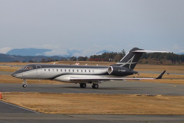 FlyYYJ_EnvolYYJ's tweet image. A privately owned Bombardier Global Express taxiing into the Shell Aerocentre at YYJ.

#aviationphotographpy #shellaerocentre #bombardierglobalexpress #excecutivejet #businessjet 

📸Jack Funk