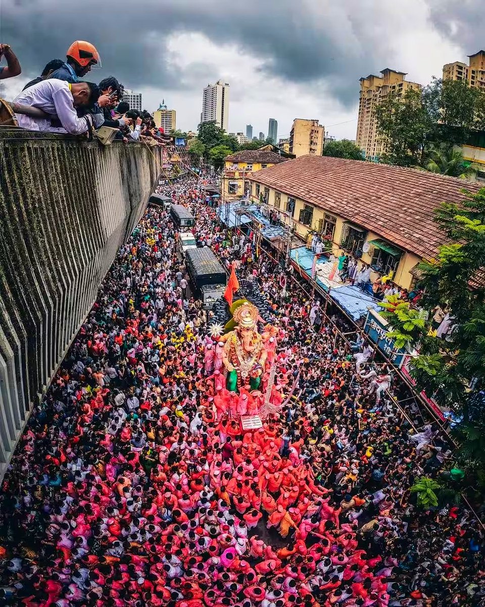 Just amazing how Mumbai gets together for Bappa Morya. Faith ✌️🕊️