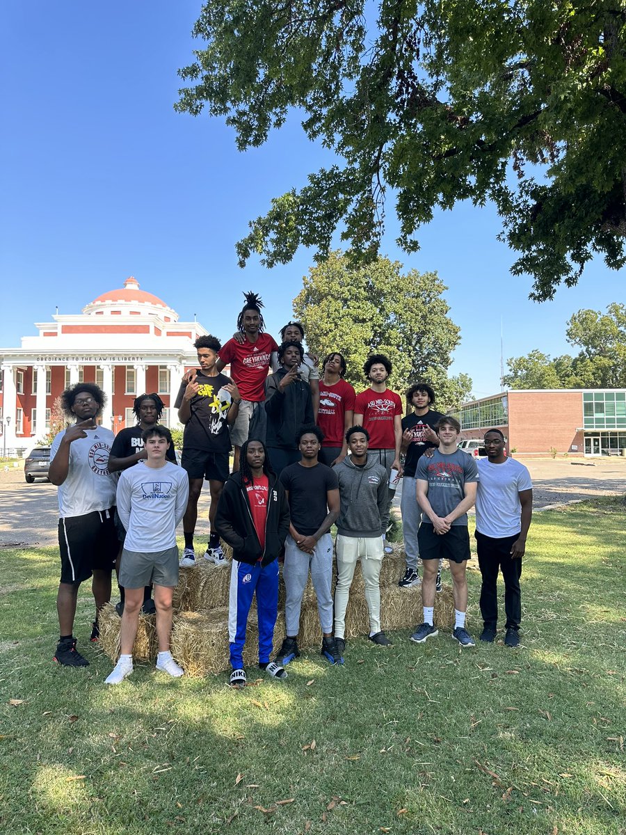 Both Greyhound basketball teams were able to volunteer and help moms of Marion. We were able to help move and set up hay bales and corn stalks in Marion. 

#GreyhoundNation