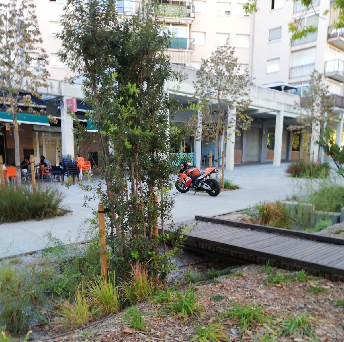 LaGiradaBronx's tweet photo. Ara mateix, a la Rbla La Girada. Als clients d' El Barco (Rbla Girada 8) no els importa ni els n@ns ni el parc infantil. Circulant per sobre la vorera amb la moto, amb el risc d' atropellament. Un pare s'ha enfrontat. 
@VilafrancaAj @FRomeroGamarra @el3devuit @VeinsdelaGirada https://t.co/ROEoMnIjDr
