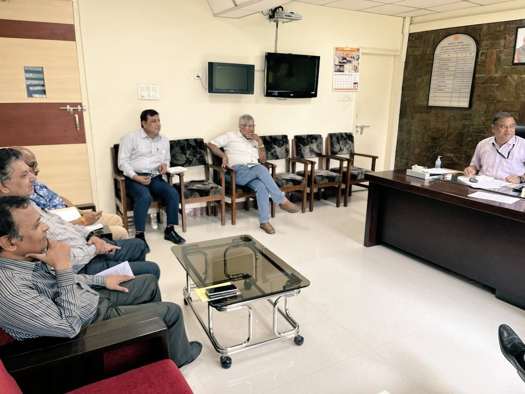 ddgirnarlive's tweet photo. #SpecialCampaign3 
Meeting was held by DDG &amp; HOO, Sh. Satyajeet Dash for planning the schedule of 1st oct ‘swachhanjali programme’ at #DDK Ahmedabad and Akashdarshan staff colony.
#SwachhBharatMission
@ianuragthakur @AhmedabadDdg
@MIB_India @DARPG_GoI https://t.co/kyWu1ARURM