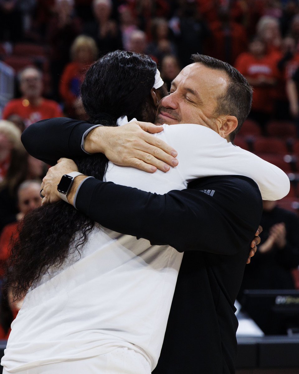 CoachJeffWalz's tweet photo. #CardNation help @louisvillewbb wish Happy Birthday to @e_brezzy02 🥳Hope you enjoy your birthday Liz! Proud of you! https://t.co/KLOV7fxF5Y