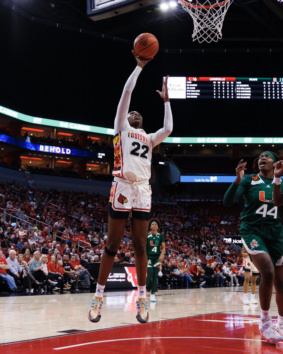 CoachJeffWalz's tweet photo. #CardNation help @louisvillewbb wish Happy Birthday to @e_brezzy02 🥳Hope you enjoy your birthday Liz! Proud of you! https://t.co/KLOV7fxF5Y