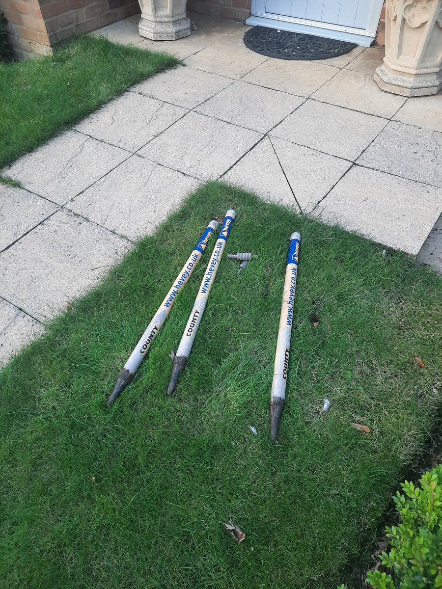 Jim_Hawkins151's tweet photo. The cricket season has ended, and the stumps are up! 🏏🏏🏏
#RollOnApril https://t.co/vmDLJuikLu