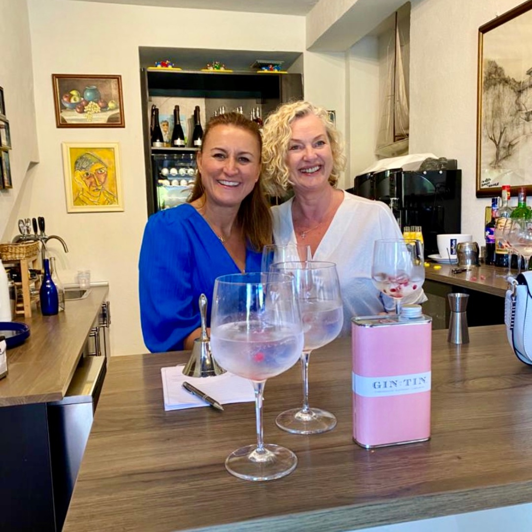RuthClougherty's tweet photo. Saluti - we made it to Friday and the sun is out too, so three cheers to that! x
- - -
Say hello to Alana who owns the beautiful @casalesanpietro_hotel a hidden gem only 50 minutes from Rome, along with her fun and super knowledgeable husband Jo and their wonderful team.  I was l https://t.co/RW532LZUk5