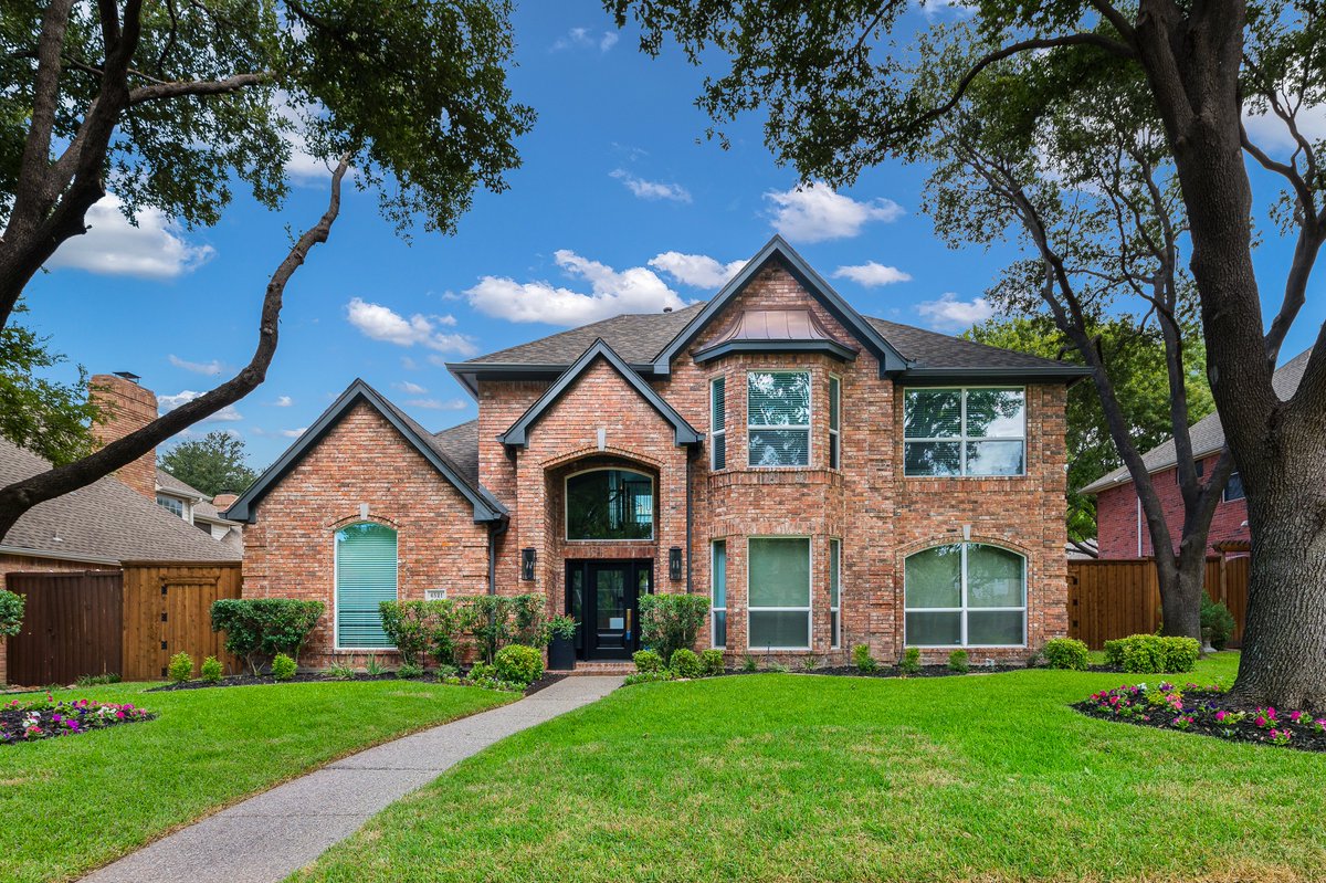 JUST LISTED! 4521 Old Pond Drive, Plano, Texas $899,900 This like-new home in the Deerfield community has undergone a recent, extensive renovation throughout. The light and bright contemporary style is stunning! 4521oldpond.ebby.com #theogormangroup #realestateagent