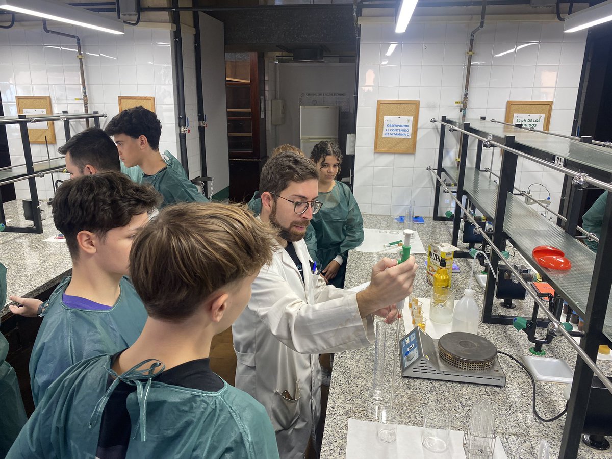 Unidad de Cultura Científica UCM (@ucc_complutense) on Twitter photo <a href="/quimicasUCM/">Facultad de Químicas UCM</a> <a href="/ffarmaciaUCM/">Facultad Farmacia UCM</a> Hoy, en los laboratorios de <a href="/quimicasUCM/">Facultad de Químicas UCM</a> hemos visto magia 🪄
El objetivo de María Pedrero y de su grupo en los dos pases que han ofrecido a público de todas las edades es demostrar “el lado bueno y divertido de la química” 👩🏼🔬
#NocheEuropeaInvestigadores #NIGHTSpain <a href="/quimicasUCM/">Facultad de Químicas UCM</a> <a href="/ffarmaciaUCM/">Facultad Farmacia UCM</a> Hoy, en los laboratorios de <a href="/quimicasUCM/">Facultad de Químicas UCM</a> hemos visto magia 🪄
El objetivo de María Pedrero y de su grupo en los dos pases que han ofrecido a público de todas las edades es demostrar “el lado bueno y divertido de la química” 👩🏼🔬
#NocheEuropeaInvestigadores #NIGHTSpain