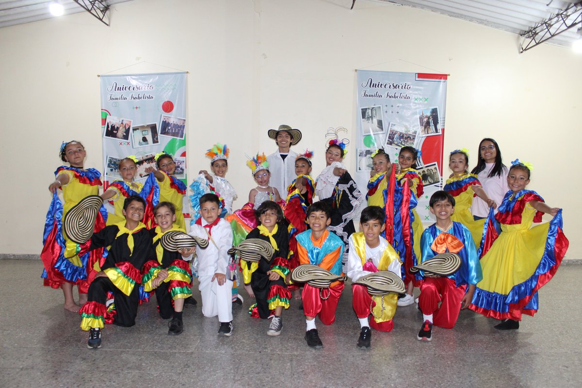 colsihbta's tweet photo. Participantes de grado Cuarto - Semana Cultural Isabelista 2023 🇭🇺👯

#IsabelistasDeCorazón 💟 https://t.co/Qg0dMFPngW