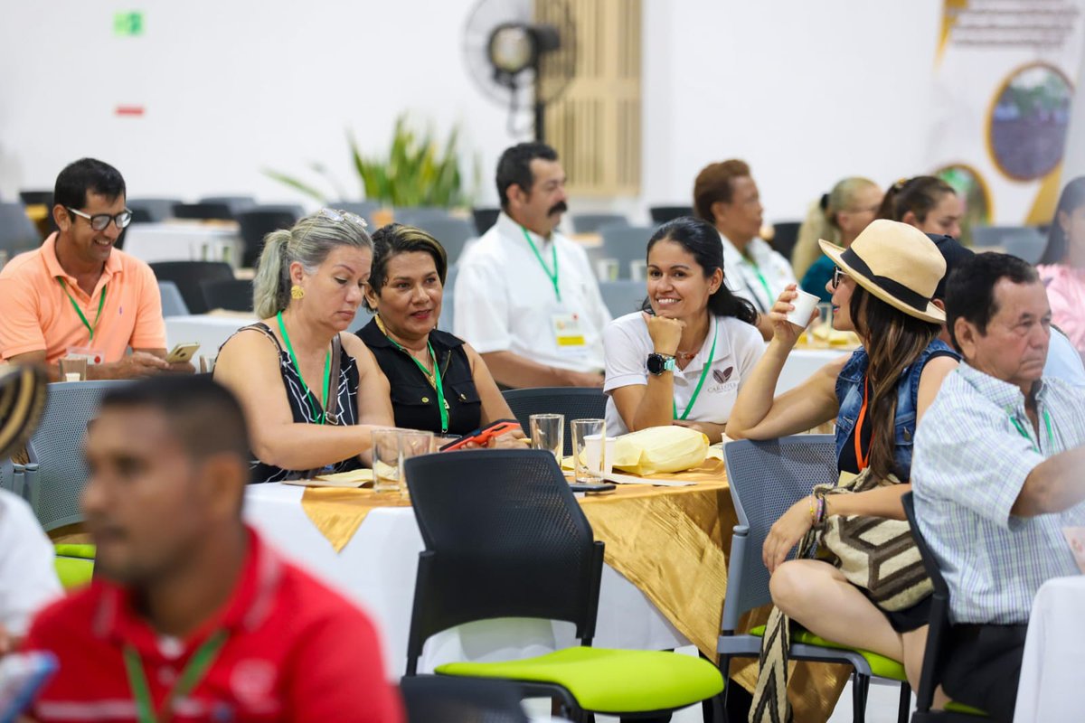 UPRAColombia's tweet photo. #CacaoDeColombia Visita nuestro estand en #Neiva, en #FICCA2023, un espacio donde campesinos y productores de café y cacao 🇨🇴:
☕️Intercambian conocimientos
🍫Generan contactos comerciales
👩🏽‍🌾Promocionan sus productos y crean oportunidades de negocio
Agenda: https://t.co/KCNcxhUWHA https://t.co/VNs4bnTNo7