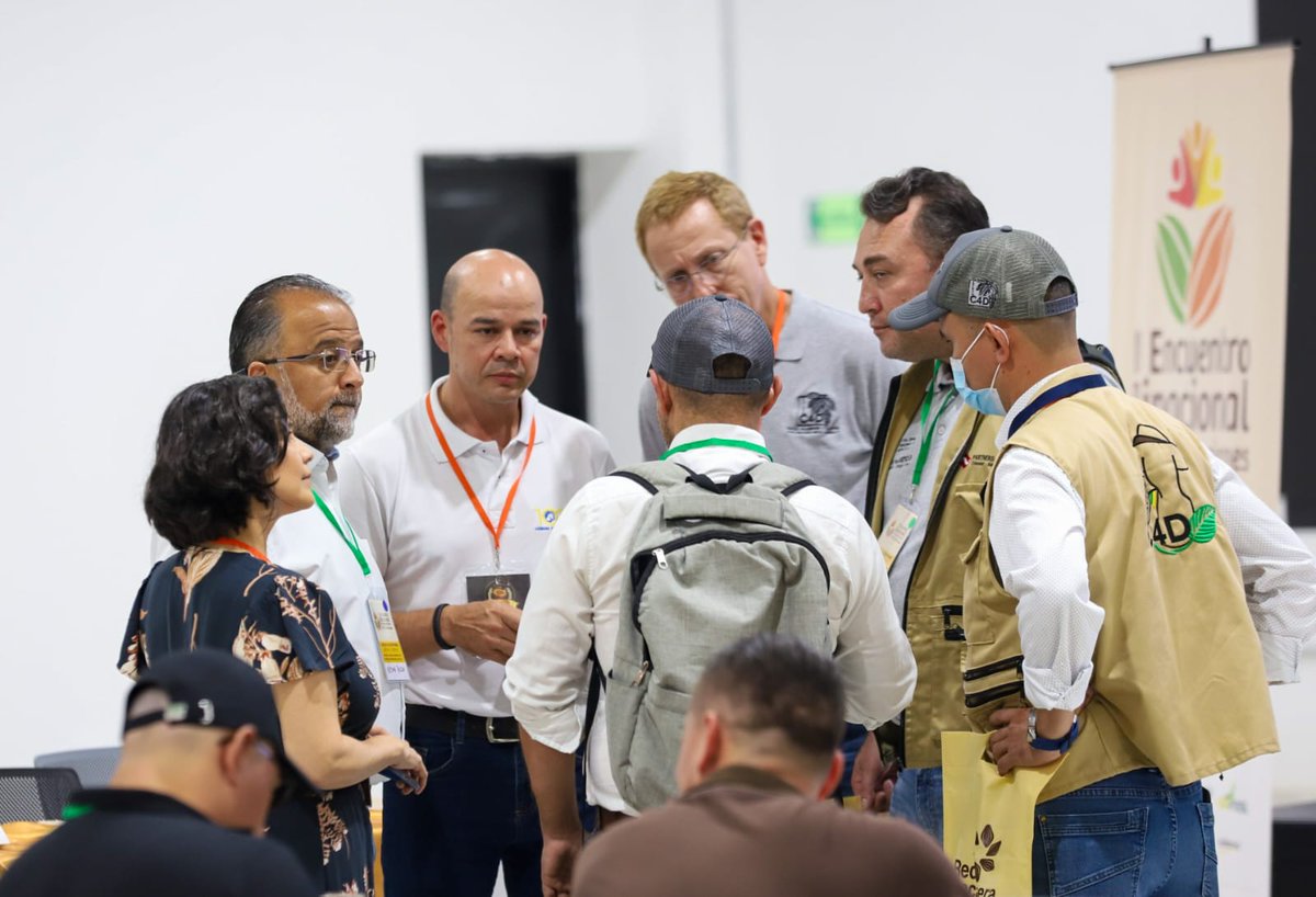 UPRAColombia's tweet photo. #CacaoDeColombia Visita nuestro estand en #Neiva, en #FICCA2023, un espacio donde campesinos y productores de café y cacao 🇨🇴:
☕️Intercambian conocimientos
🍫Generan contactos comerciales
👩🏽‍🌾Promocionan sus productos y crean oportunidades de negocio
Agenda: https://t.co/KCNcxhUWHA https://t.co/VNs4bnTNo7