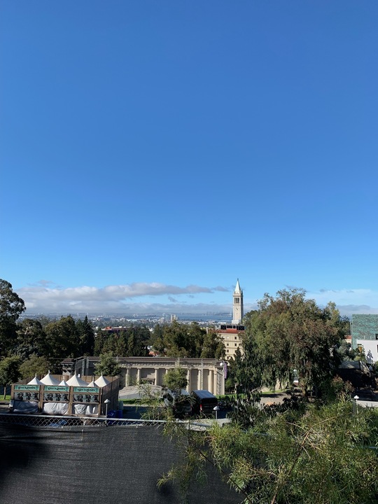 It's a beautiful morning @UCBerkeley, but @KarlTheFog is lurking in the distance... 🌤️