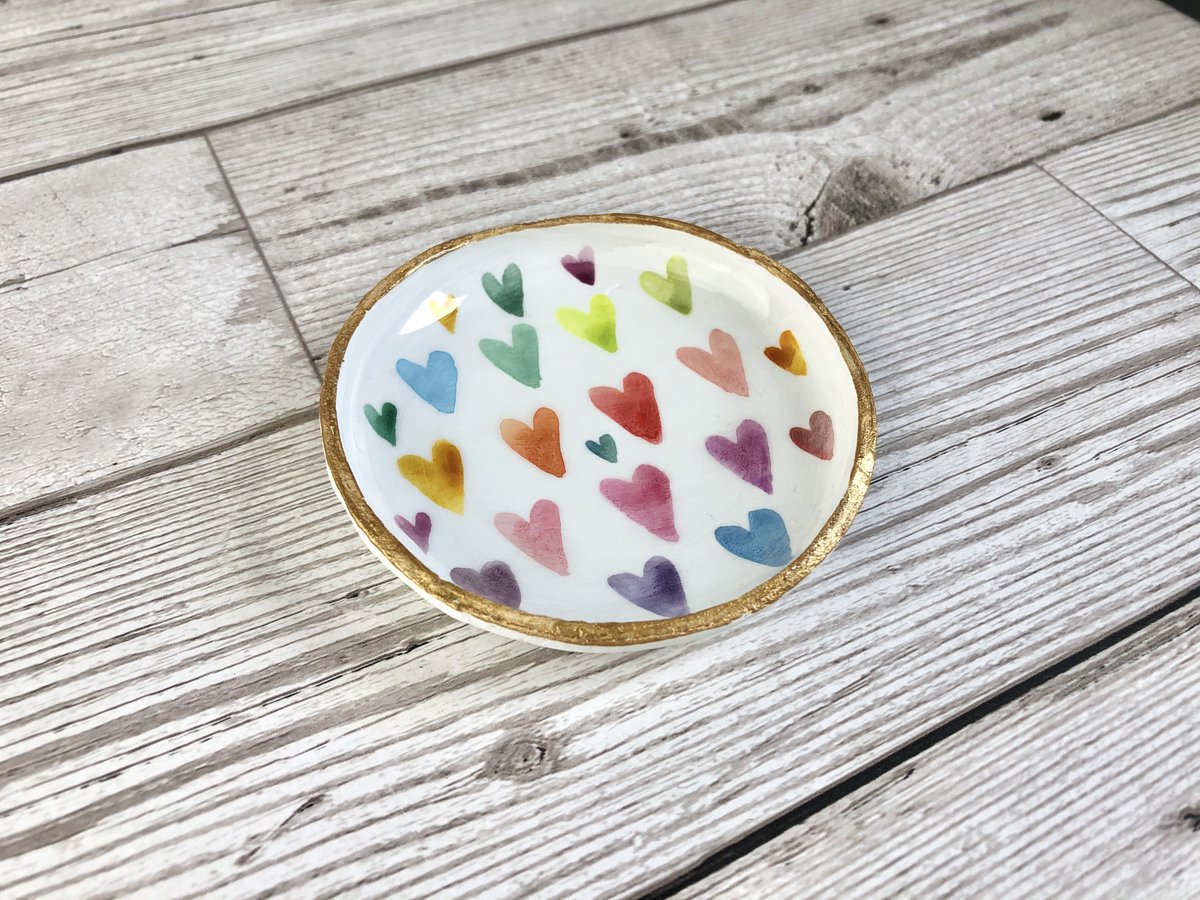 Colourful handmade &amp; hand painted trinket dishes 
All arrive boxed &amp; gift wrapped just for you, with over 50 designs to choose from 

cwphotoart.etsy.com/listing/843327…

#ukgiftam #ukgifthour #CWordSeptember