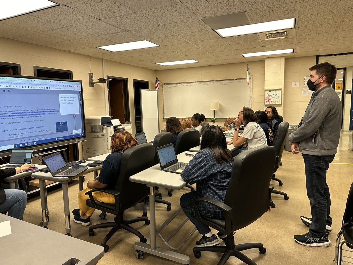write4lit's tweet photo. @NimitzHS_AISD @MrWStewart @AldineDLS @mr_soracco @AnnMWaite 
Snap and Read training in Instructional Specialist Training room today. https://t.co/rKfgW0RncO