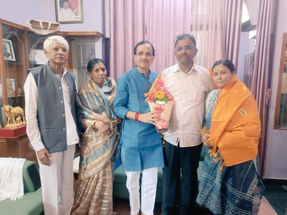bhagwantkhuba's tweet photo. ನನ್ನ ಆತ್ಮೀಯ ಮಿತ್ರರು, ಬೀದರ್ ದಕ್ಷಿಣ ವಿಧಾನಸಭಾ ಕ್ಷೇತ್ರದ ಜನಪ್ರೀಯ ಶಾಸಕರೂ ಆದ ಡಾ. ಶೈಲೇಂದ್ರ ಬೆಲ್ದಾಳೆ ಅವರಿಗೆ ಜನ್ಮದಿನದ ಹಾರ್ದಿಕ ಶುಭಾಶಯಗಳು.
Warm birthday greetings to my dear friend, MLA from Bidar South Assembly Constituency Dr Shailendra Beldale
#shailendrabeldale #BhagwantKhuba https://t.co/gwWNiY6BHM