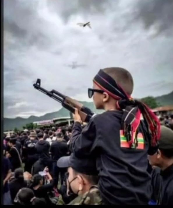 SMEMedia007's tweet photo. You can't expect kukis to stop being barbaric. They're literally letting a minor pose with a gun . Promoting enmity to a young kid is batshit crazy ngl
#KukiTerrorists 
#Kukimillitants 
#SaveMeiteiFromKuki 
#savemei https://t.co/FlRBI5aMy6
