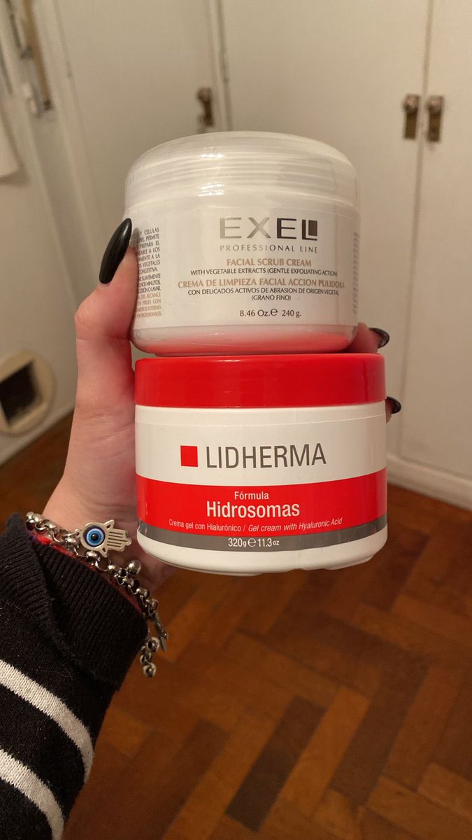 CarlaAmneris's tweet photo. Ustedes sigan consumiendo a robatina que con 7k me llevo estos dos productos que son IGUALES a los que ella recomienda y vienen con 300 gramos c/u. Y son marcas profesionales. No se coman el verso https://t.co/MlQQmmF0rV