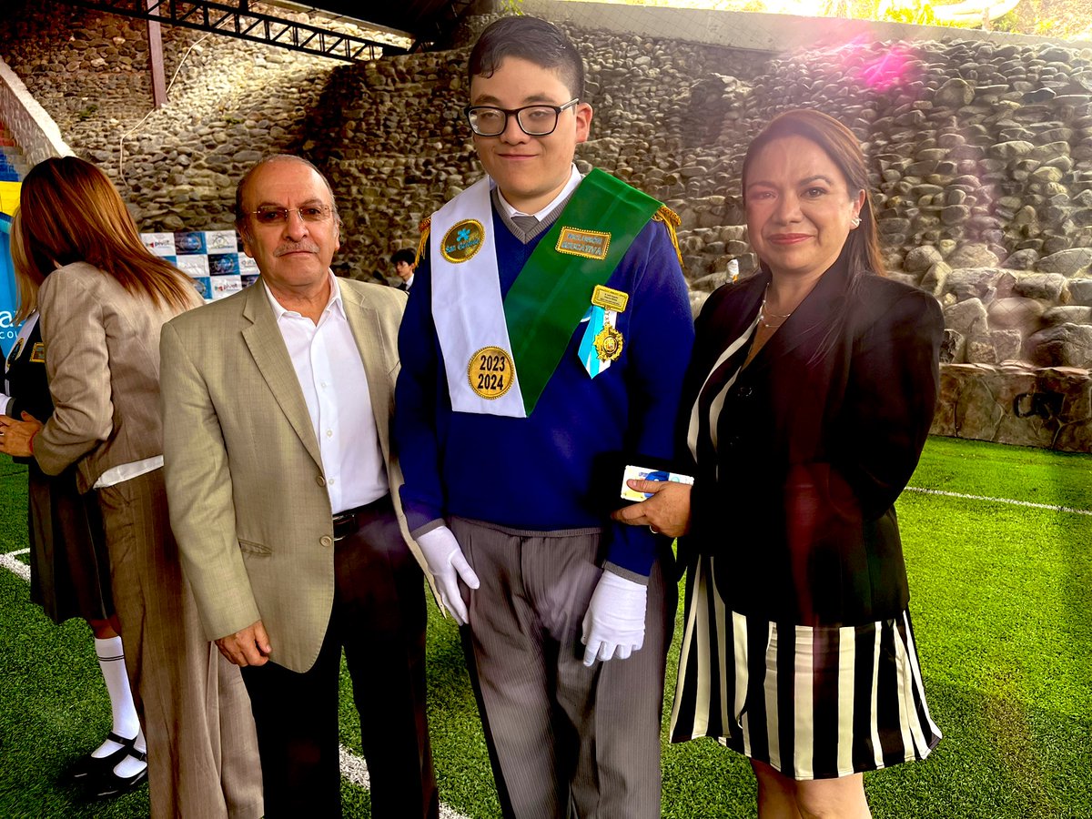 CarmitaArmijos_'s tweet photo. HOY| En el @colesangerardo se realizó la proclamación de abanderados, escoltas, méritos académicos, cuadro de honor y Juramento a la Bandera de 69 estudiantes de 3ro de bachillerato. La Bandera símbolo patrio que representa unidad, libertad y la gloria de nuestra nación. 🇪🇨 https://t.co/N5ogWXSBcT