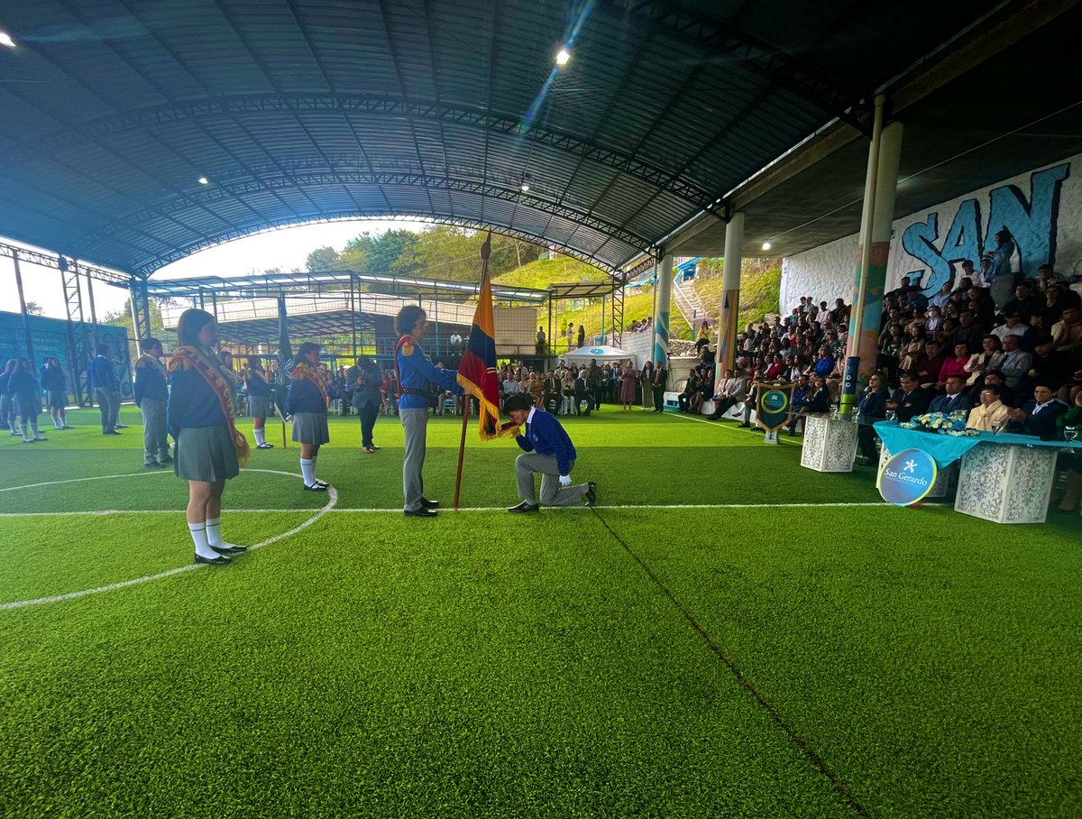 CarmitaArmijos_'s tweet photo. HOY| En el @colesangerardo se realizó la proclamación de abanderados, escoltas, méritos académicos, cuadro de honor y Juramento a la Bandera de 69 estudiantes de 3ro de bachillerato. La Bandera símbolo patrio que representa unidad, libertad y la gloria de nuestra nación. 🇪🇨 https://t.co/N5ogWXSBcT