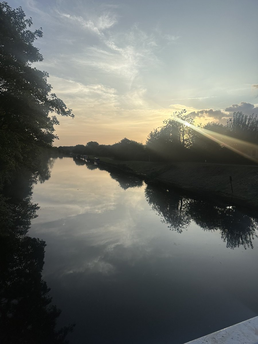 RefMarshall's tweet photo. What a beautiful evening to walk the dog, get some fresh air and clear the head #nofilterrequired #clearthehead #dogwalk https://t.co/mYYVgnTrmQ