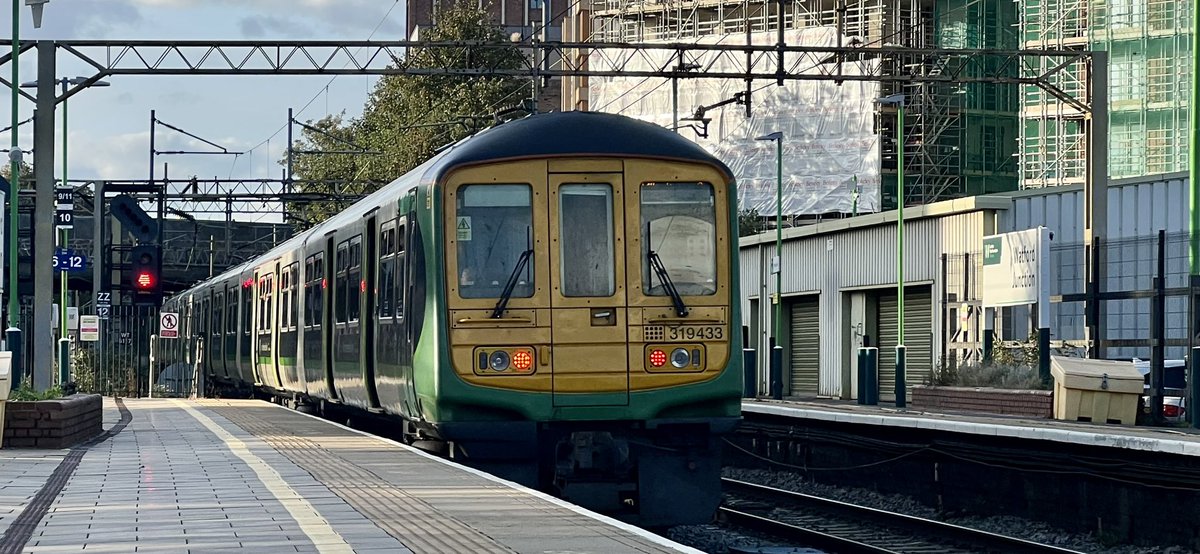 PlatformEdge1's tweet image. This may be my last LNR 319 ride 🤷‍♂️

Here is 319457 + 319433 departing Watford Junction for Milton Keynes #Class319