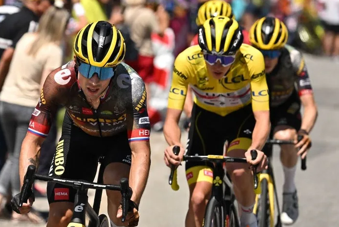 📊🗓️ It's been quite a while since Tadej Pogacar and Primoz Roglic competed in the same race. It will be the first time tmrw at Giro dell'Emilia they've met since July 16, 2022 (Tour de France, Stage 14). 441 days ago. #GirodellEmilia 

(📷 #TDF2022, Col du Granon stage [#11])