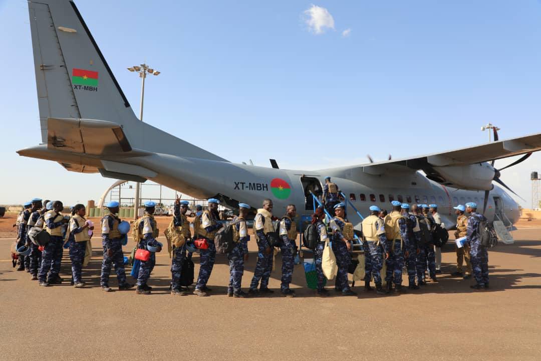 Les derniers gendarmes burkinabé ont quitté le #Mali le 27 sept. dernier marquant ainsi la fin de la présence du #BurkinaFaso  dans la mission onusienne au Mali.
Merci à ces soldats de la paix qui n’ont ménagé aucun effort pour la #ProtectionDesCivils.
📖👉bit.ly/48KpJnQ