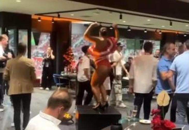 Los palcos VIP reflejan todo lo que odiamos del fútbol moderno. Espacios reservados para élites en los que se puede tomar alcohol, prohibido a las aficiones. Y este palco de Son Moix, Mallorca, es especialmente vergonzoso, ya que incluye gogós, en un espectáculo degradante.