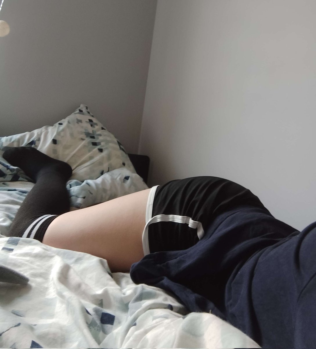 Diztraint's tweet photo. I don’t know how to make you happy, btw follow pls🙏 #Femboy #legs #opendms https://t.co/arjMCUH9pt