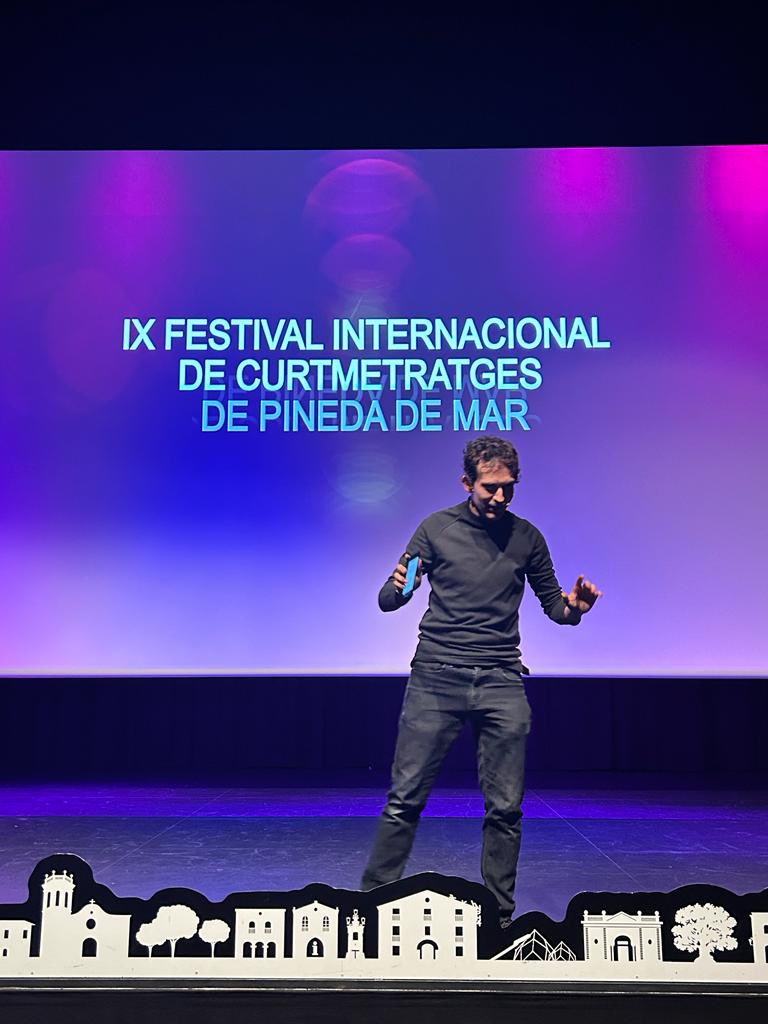 CarlosAndreu70's tweet photo. Exhibición de “edutainment” de @ideami en el Festival Internacional de Cortometrajes de Pineda de Mar. Ponencia inspiradora y pedagógica como preámbulo de H77, un corto rebosante de calidad y talento. Qué orgullo haberlo compartido! Gracias Javier! https://t.co/jUAbGhKuRg