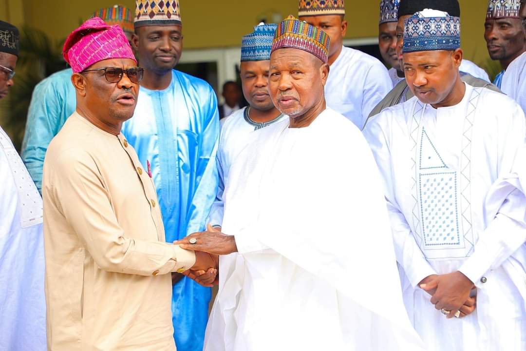 HausaDailyTimes's tweet photo. Ka sani Abuja ba Katsina ba ce- Wike ga dan Aminu Masari

Minista Wike ya nada Ibrahim Aminu Masari, dan tsohon gwamnan jihar Katsina Aminu Masari a matsayin Sakataren Hukumar Cigaban Abuja, ya ja kunnensa ya guji bangaranci yayin gudanar da aikinsa domin "Abuja ba Katsina bace". https://t.co/LTBrzchhz6