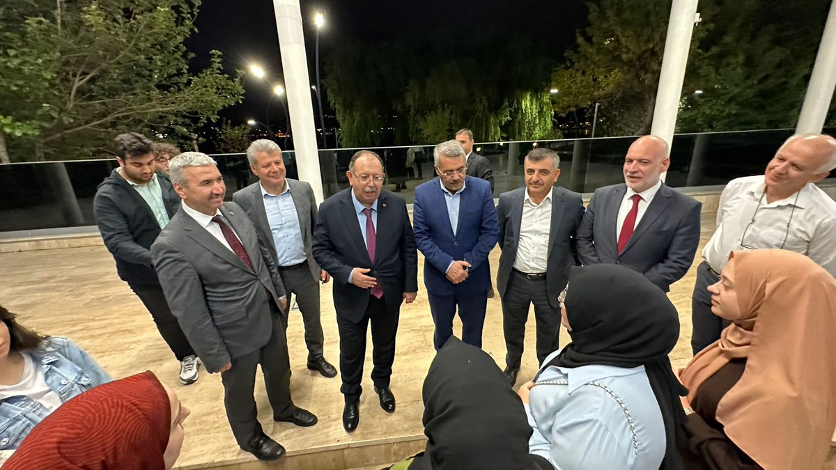 avfatihunal's tweet photo. Yüksek Seçim Kurulu Başkanımız Sn Ahmet Yener Beyefendinin ev sahipliğinde Hukuk Fakültelerini kazanan öğrenciler ile bir araya geldik.

Sayın Başkanımıza hoş sohbeti ve misafirperverliği için çok teşekkür ediyoruz. https://t.co/QGmzkni7CD