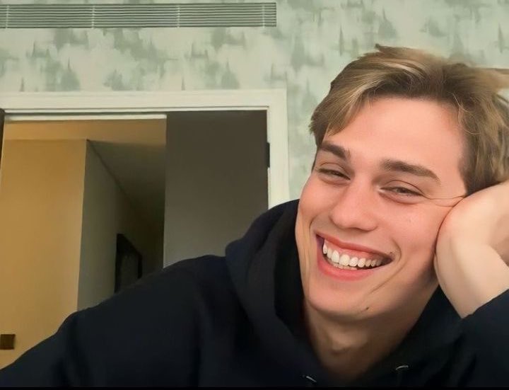 MagicShop1212's tweet photo. London boy 🤴🧡🥳🥳🥳
#HappyBirthdayNickGalitzine https://t.co/5LZpk9qYyD
